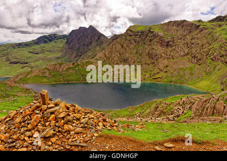 Cairn and Glaslyn lake from the Pyg track just below Mount Snowdon in Snowdonia National Park, Gwynedd, North Wales. Stock Photo