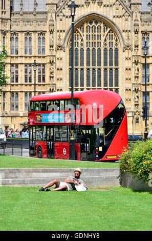 London, England, UK. Man relaxing on College Green, Westminster on a hot day in July 2016 Stock Photo