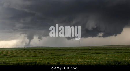 Two tornadoes touch down simultaneously in the plains of eastern ...