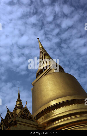 Der Chedi Phra Si Rattana im Wat Phra Keo im Tempelgelaende beim Koenigspalast im Historischen Zentrum der Hauptstadt Bangkok in Stock Photo