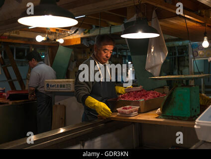 Vendor packing tuna in tsukiji fish market, Kanto region, Tokyo, Japan