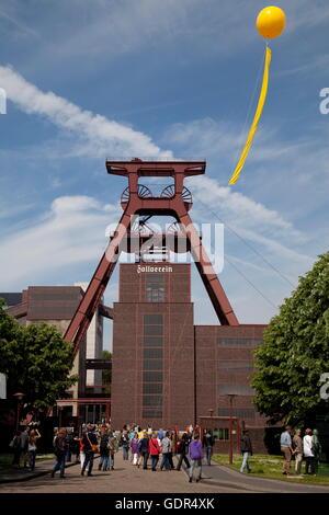 Grande Valve Dans Les Tours De Refroidissement De Zollverein Dans Essen  Photo stock - Image du grand, industriel: 273661370