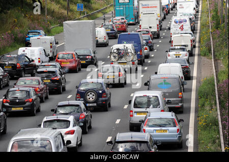 TRAFFIC QUEUES ON THE NORTHBOUND M6 MOTORWAY NEAR STAFFORD RE SMART MOTORWAYS CONGESTION ROAD HOLIDAY JAMS MOTORISTS ROADS UK Stock Photo