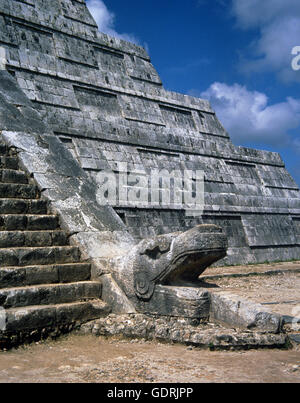 Maya civilization. Classical period, 900-1224. Chichen Itza. A feathered serp sculpture at the base of one of the stairsways of El castillo. Yucatan. Mexico. Stock Photo