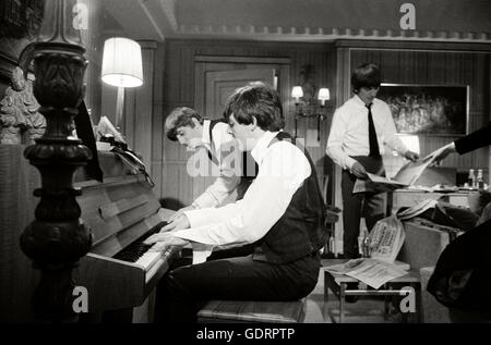 George Harrison, Ringo Starr and Paul McCartney on set for A Hard Days Night at Twickenham Studios. Stock Photo
