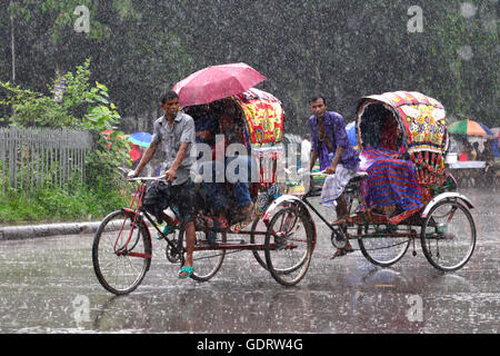 Dhaka, Bangladesh. 20th July, 2016. Bangladeshi rickshaw pullers and Vehicles make their way through the rain in Dhaka, Bangladesh on July 20, 2016 Credit:  Mamunur Rashid/Alamy Live News Stock Photo