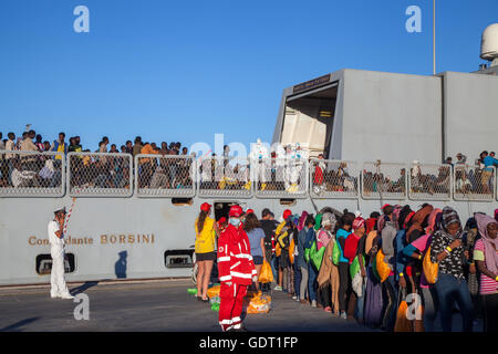 Palermo, Italy. 20th July, 2016. The Comandante Borsini, an Italian naval vessel, arrived in Palermo on July 20, 2016 with a reported 1,146 refugees on board. Credit:  Antonio Melita/Alamy Live News Stock Photo