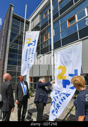 Alexander Woell (2-L), president of the Viadrina European University, raises a flag with other former rectors and presidents of the university, Hans N. Weiler (2-R), Gesine Schwan (R) and Gunter Pleuger (L) to mark the 25th anniversary of the university in Frankfurt/Oder, Germany, 21 July 2016. A ceremonial act marking the 25th anniversary of the Viadrina European University was held on the same day. Photo: PATRICK PLEUL/dpa Stock Photo