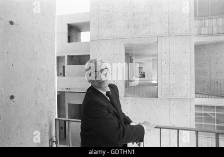 Louis Kahn at the Salk Institute, September 1966 Stock Photo - Alamy