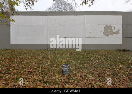 Part of the Berlin Wall at Invalidenfriedhof (Invalids' Cemetery) in Berlin Stock Photo