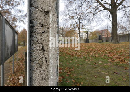 Part of the Berlin Wall at Invalidenfriedhof (Invalids' Cemetery) in Berlin Stock Photo