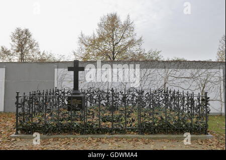 Part of the Berlin Wall at Invalidenfriedhof (Invalids' Cemetery) in Berlin Stock Photo