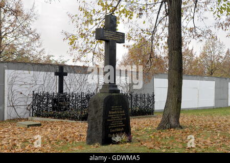 Part of the Berlin Wall at Invalidenfriedhof (Invalids' Cemetery) in Berlin Stock Photo