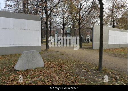 Part of the Berlin Wall at Invalidenfriedhof (Invalids' Cemetery) in Berlin Stock Photo