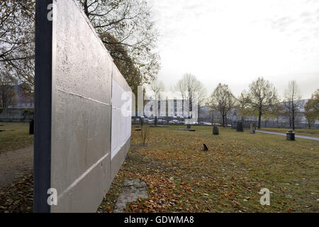 Part of the Berlin Wall at Invalidenfriedhof (Invalids' Cemetery) in Berlin Stock Photo