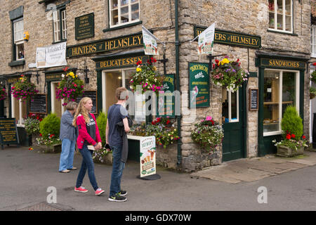 People looking in the window of Hunters of Helmsley - independent, award-winning, delicatessen - Helmsley, North Yorkshire, GB. Stock Photo
