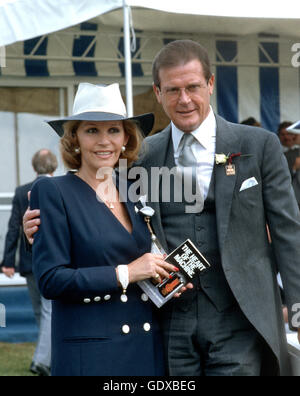 Roger Moore and ex wife Luisa Moore formally Luisa Mattioli, Epsom, England 1992 Stock Photo