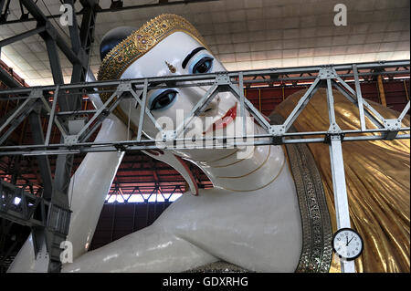 MYANMAR. Yangon. 2014. Giant reclining Buddha Stock Photo