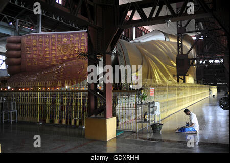 MYANMAR. Yangon. 2014. Giant reclining Buddha Stock Photo