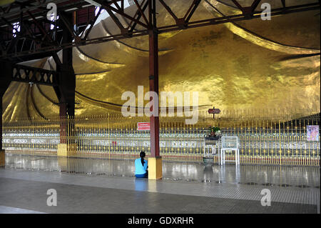 MYANMAR. Yangon. 2014. Giant reclining Buddha Stock Photo