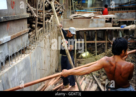 MYANMAR. Yangon. 2014. Construction workers Stock Photo