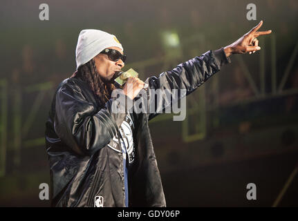 Rapper Snoop Dogg  in concert at the Pemberton Music Festival.  Pemberton BC, Canada Stock Photo