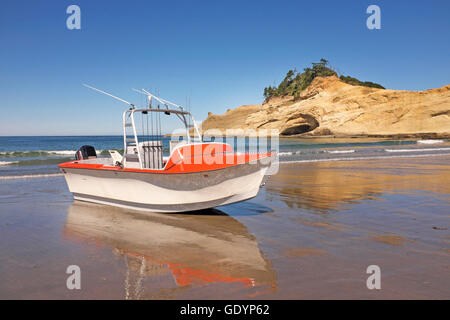 A dory boat on the beach at Pacific City, Oregon, home of the Pacific City Dory Fleet. Pacific City is one of the few places on  Stock Photo