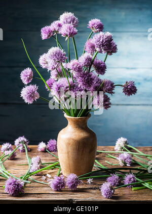 Bouquet of onion (chives) flowers in the vase on the wooden table Stock ...