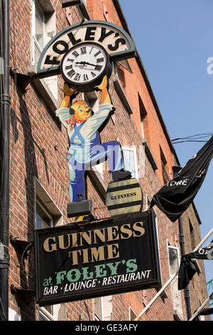 Ireland, Dublin, Merrion Row, Foley’s Bar, Guinness clock sign Stock Photo