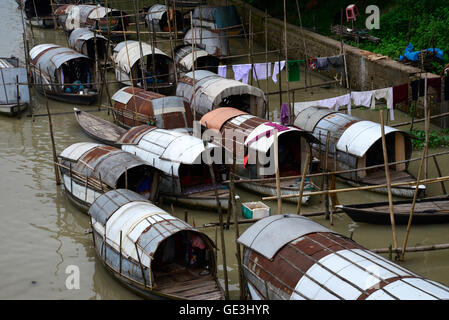 Dhaka, Bangladesh. 22nd July, 2016. A row of narrow boats belonging to gypsies moored at Munshigonj near Dhaka, Bangladesh. On July 22, 2016 Credit:  Mamunur Rashid/Alamy Live News Stock Photo