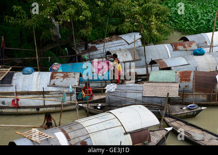 Dhaka, Bangladesh. 22nd July, 2016. A row of narrow boats belonging to gypsies moored at Munshigonj near Dhaka, Bangladesh. On July 22, 2016 Credit:  Mamunur Rashid/Alamy Live News Stock Photo