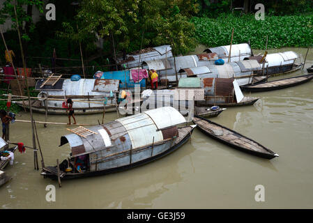 Dhaka, Bangladesh. 22nd July, 2016. A row of narrow boats belonging to gypsies moored at Munshigonj near Dhaka, Bangladesh. On July 22, 2016 Credit:  Mamunur Rashid/Alamy Live News Stock Photo