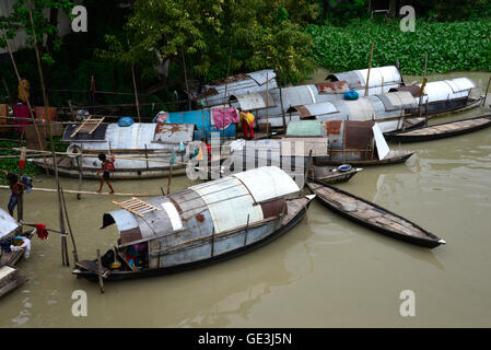 Dhaka, Bangladesh. 22nd July, 2016. A row of narrow boats belonging to gypsies moored at Munshigonj near Dhaka, Bangladesh. On July 22, 2016 Credit:  Mamunur Rashid/Alamy Live News Stock Photo