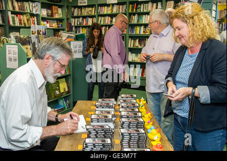 Cork, Ireland. 22nd July, 2016. Gerry Adams, the leader of Political Party Sinn Féin was in Liam Ruiseal's Bookshop in Oliver Plunkett Street, Cork, on Friday 22nd July, signing his new book - 'My Little Book of Tweets'. Una Tobin from Ballyvolane, Cork, was the first customer to have her copy of the book signed. Credit: Andy Gibson/Alamy Live News. Stock Photo