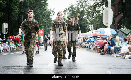 Nijmegen, The Netherlands. 22nd July, 2016. Since it is the world’s biggest multi-day walking event, the Four Days Marches is seen as the prime example of sportsmanship and international bonding between military servicemen and women and civilians from many different countries. The final day of marching crosses Grave, Cuijk, Overasselt and Malden. The rain, thunderstorms, hails and strong winds expected in the Netherlands for the coming hours, caught the Vierdaagse organizers completely off guard. Credit:  Romy Arroyo Fernandez/Alamy Live News Stock Photo