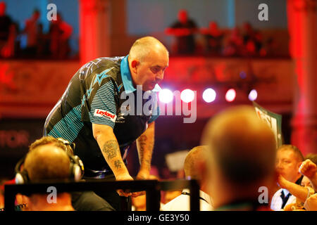 Empress Ballroom, Blackpool, UK. 23rd July, 2016. BetVictor World Matchplay Darts. Phil Taylor talks to supporters Credit:  Action Plus Sports/Alamy Live News Stock Photo