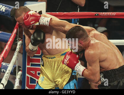 Las Vegas, Nevada, USA. 23rd July, 2016. Chinese boxer LIANHUI YANG, left, fights against LENNY ZAPPAVIGNA during a 10 round super lightweight boxing match at the MGM Grand Garden Arena. © Ringo Chiu/ZUMA Wire/Alamy Live News Stock Photo