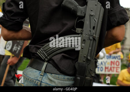 Cleveland, Ohio, USA. 21st July, 2016. A Trump supporter carrying an assault rifle, close to Public Square, where pro Trump and anti Trump protesters rallied during the last day of the Republican Convention. © Axelle Horstmann/ZUMA Wire/Alamy Live News Stock Photo