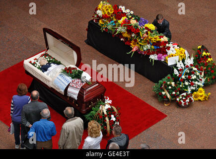 Kiev, Ukraine. 22nd July, 2016. People pay their respects at the coffin of journalist Pavel Sheremet during farewell ceremony. The 44-year old Belarusian-born prominent journalist Pavel Sheremet was killed in a car explosion in the downtown of Ukraine's capital city. © Vasyl Shevchenko/Pacific Press/Alamy Live News Stock Photo