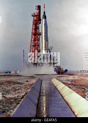 Scott Carpenter's Aurora 7 Mercury Atlas rocket lifts off from Pad 14, Cape Canaveral, Florida, on May 24, 1962.  Image # : S62-05531  Date: May 24, 1962 Stock Photo