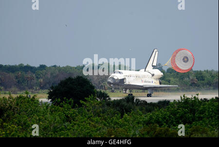 The space shuttle Discovery touches down at 11:15 a.m. EDT, Saturday, June 14, 2008, at the Kennedy Space Center in Florida.  During the 13-day mission, Discovery and the crew of STS-124 delivered new components of the Japanese Experiment Module, or Kibo, to the International Space Station and the Canadian-built Special Purpose Dextrous Manipulator to the International Space Station.    Image #: Date: June 14, 2008 Stock Photo