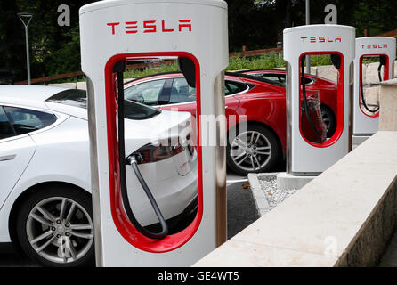 Tesla electric cars at a powerstation in Lermoos, Tyrol, Austria at 22. july 2016 © Peter Schatz / Alamy Live News Stock Photo