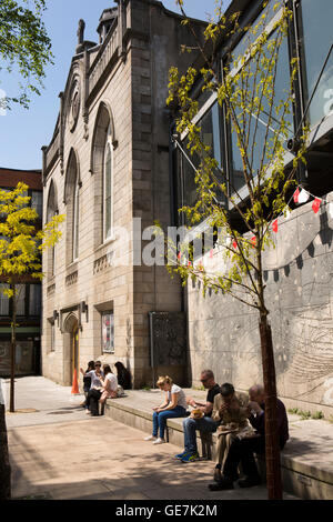 Ireland, Dublin, Temple Bar, Essex Street West, people sat in sunshine outside 1662 Smock Alley Theatre Stock Photo