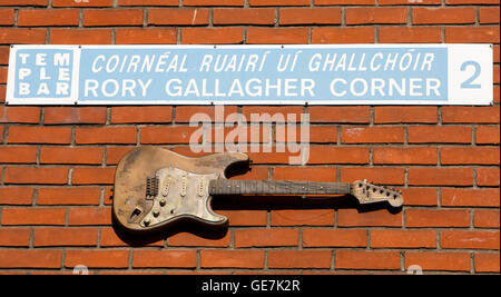 Ireland, Dublin, Temple Bar, Rory Gallagher’s Corner guitar street sign Stock Photo