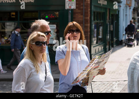 Ireland, Dublin, Temple Bar, Parliament Street, tourists looking at map on street corner Stock Photo