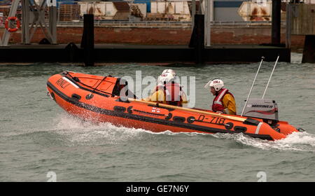 AJAXNETPHOTO. SEPT, 2009. - COWES, ENGLAND. - INSHORE RESCUE - ONE OF THE RNLI'S INSHORE RESCUE CRAFT PATROLS THE RIVER MEDINA. PHOTO;JONATHAN EASTLAND/AJAX REF:91609 3032 Stock Photo