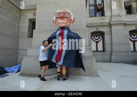 Philadelphia, Pennsylvania, USA. 24th July, 2016. Outside City Hall, Philadelphia, Pennsylvania .people gather on July 24th, 2016 to prepare for rallies and marches a day ahead of the Democratic National Convention. © Bastiaan Slabbers/ZUMA Wire/Alamy Live News Stock Photo