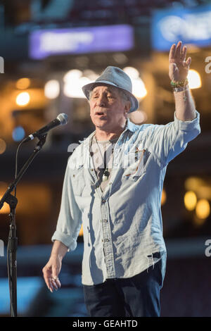 Philadelphia, Pennsylvania, USA. 24th July, 2016. Legendary singer Paul Simon sings during rehearsal preparations for the start of the Democratic National Convention at the Wells Fargo Center July 24, 2016 in Philadelphia, Pennsylvania. Credit:  Planetpix/Alamy Live News Stock Photo