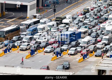 Traffic queue. 10 lanes of traffic queuing for Border Controls at the English port of Dover in high summer temperatures. Serve disruption at the juxtaposed French Frontier control at Dover ferry port. Stock Photo