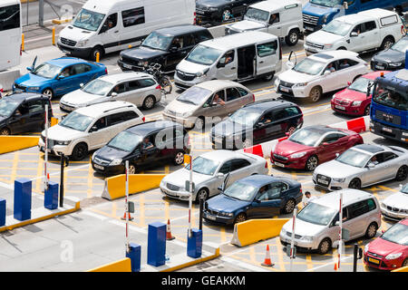 Traffic queue. 10 lanes of traffic queuing for Border Controls at the English port of Dover in high summer temperatures. Serve disruption at the juxtaposed French Frontier control at Dover ferry port. Stock Photo